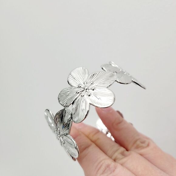 Brand New Silver Tone Flower Wristband Bangle Bracelet - Picture 7 of 8